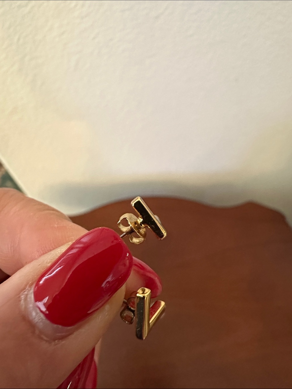 Fashion Jewelry Gold L-Shaped Stud Earrings - Picture 2 of 6